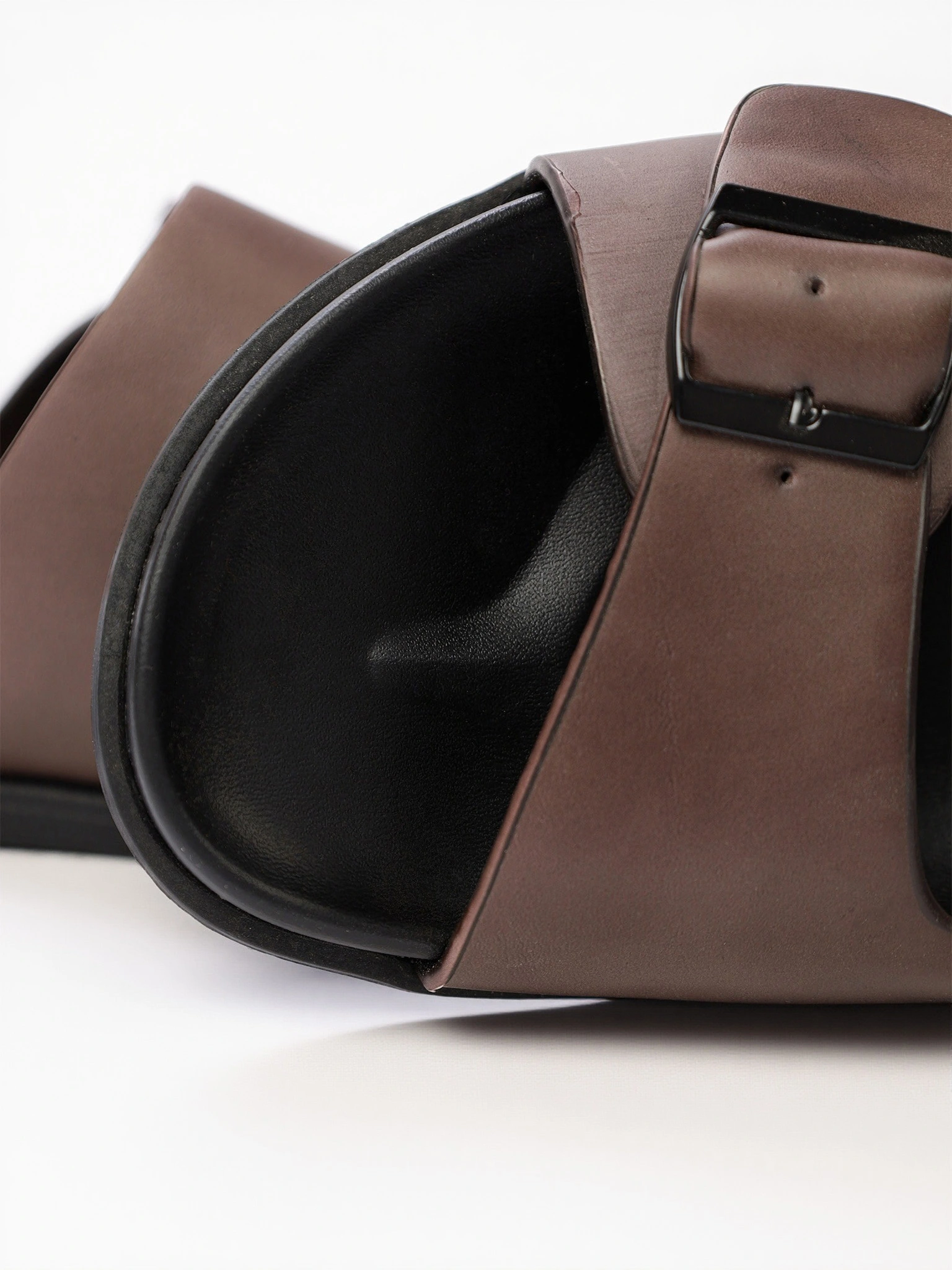 Сланцы коричневого цвета на низкой подошве